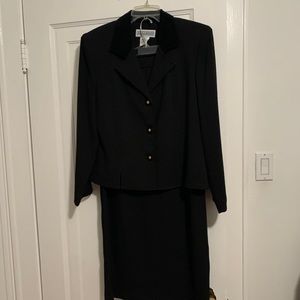 Women’s jacket and skirt suit